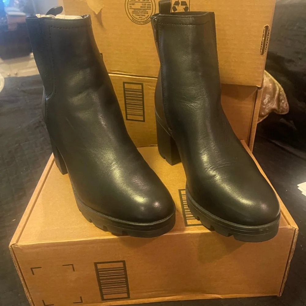 Naturalizer black leather waterproof Verney lug chelsea boots nib 11w
